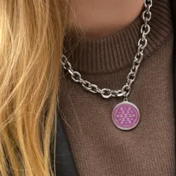 Chanel - lilla knap med upcyclet halskæde