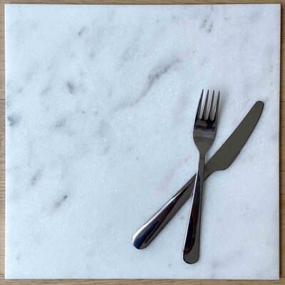 Serveringsbræt i marmor 30×30 – hvid