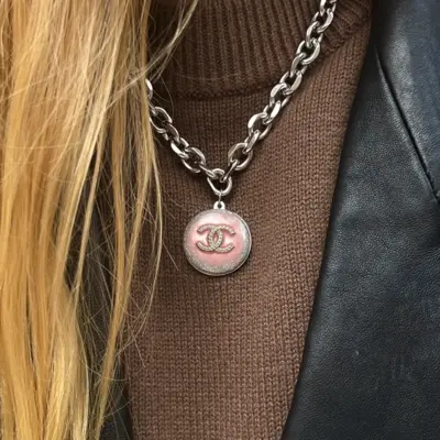 Chanel - sølv pink glitter knap med upcyclet halskæde