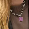 Chanel - lilla knap med upcyclet halskæde